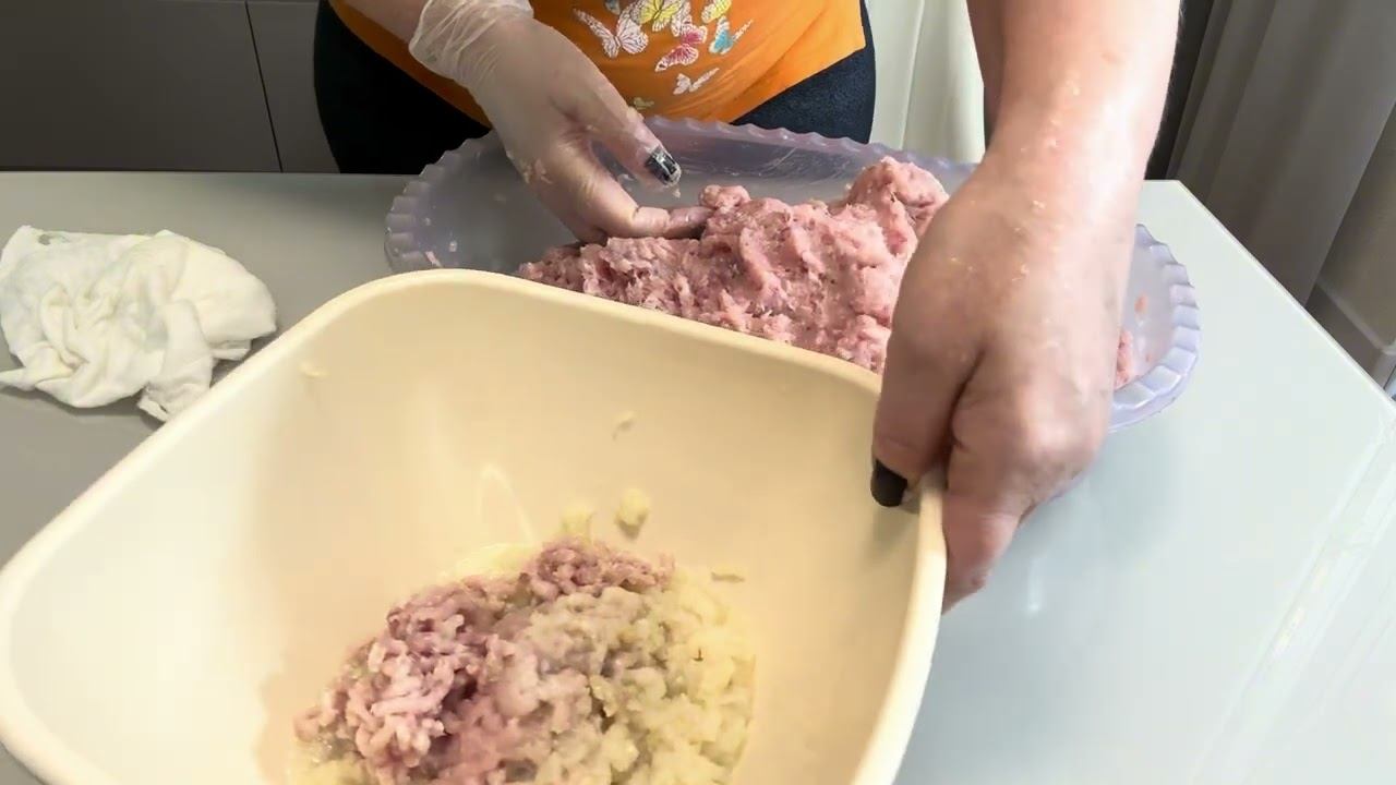 Делаю фарш на пельмениЛайфХак от меня, как прокрутить фарш, чтобы не летели брызги☝️ смотреть онлайн