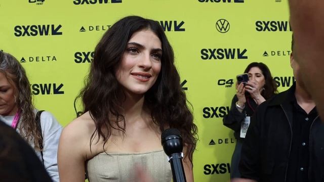 Ella Rubin SXSW "The Idea of You" red carpet interview | FOX 7 Austin смотреть онлайн
