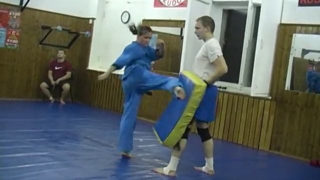 Жёсткий прикол. Маваши гери. Cool stunts. Mawashi geri. смотреть онлайн
