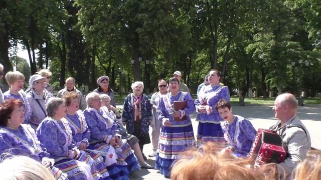 Белым снегом. Девченки из анс. Жуковчанки. День России 12.06.23. После праздничного концерта. смотреть онлайн