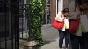 Живой куст пугает  Пранки на улице розыгрыш