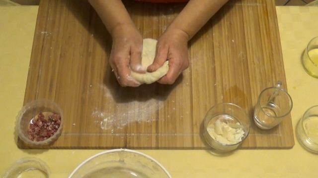 сэндвич фаршированный с сыром и салями