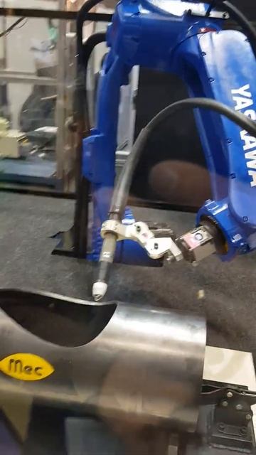 Сварочная рука робот на производственных линиях на выставке #iRex2019 смотреть онлайн