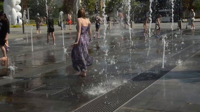 2022. Fountain, girls and funny wet dresses!. / 2022г. Фонтан, девушки и веселые мокрые платья ! смотреть онлайн