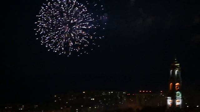 Вечерний концерт и салют в честь Дня Победы смотреть онлайн