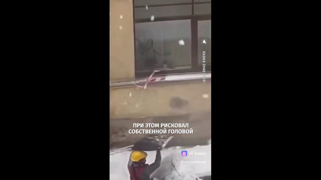 #дворники #гололед #чистимснег #приколы #дворник_спас_авто_при_чистке_снега смотреть онлайн