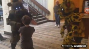 Как я показываю людей в костюмах фнаф