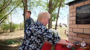 В Малых Дербетах открыли мемориальную доску ветерану МЧС России, погибшему на СВО