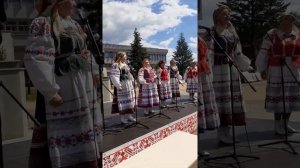 Лучшая диета - колбаса ,котлета - поют гости фестиваля .Зажигательно !