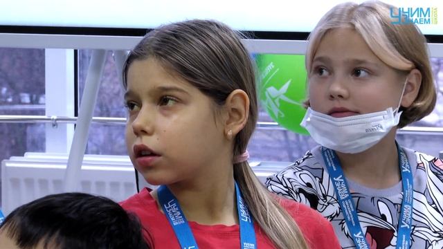 Телеведущий и журналист Эрнест Мацкявичус в радиотеатре школы проекта "УчимЗнаем" смотреть онлайн