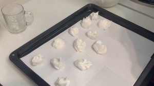 Безе за 15 минут в духовке при 50 градусах .