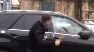 Как разбить стекло в машине  Прикол! Без кувалды не обойтись