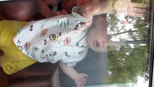 Сынуля помогает маме мыть окно смотреть онлайн