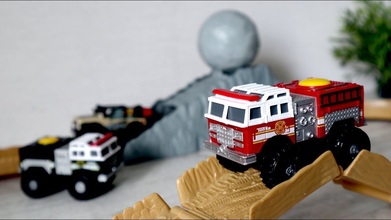 Гоночная трасса и Монстр Траки. Джип. Полицейская машина. Пожарная машина. Распаковка игрушек смотреть онлайн