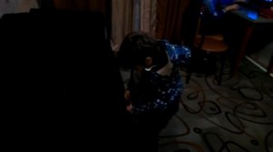 Вика пробует новый способ надевания куртки