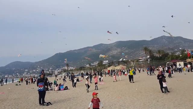 Шоу летучих змеев в Алании смотреть онлайн