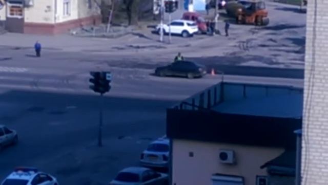 Полицейский- регулировщик. Без комментариев, и так все понятно. смотреть онлайн