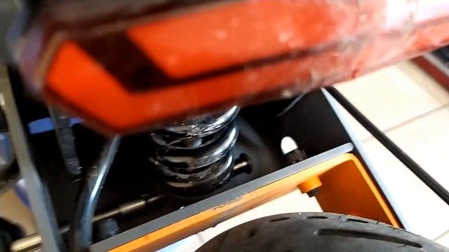 Устанавливаем пыльник на амортизатор Kukirin G4