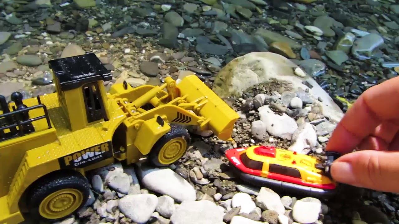 Видео с игрушками. Погрузчик и лодка Амфибия. Расчищаем море смотреть онлайн