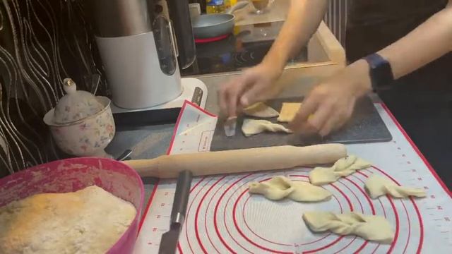 ГОТОВЛЮ ЛЕПЁШКИ, а форму позаимствовала у хвороста!