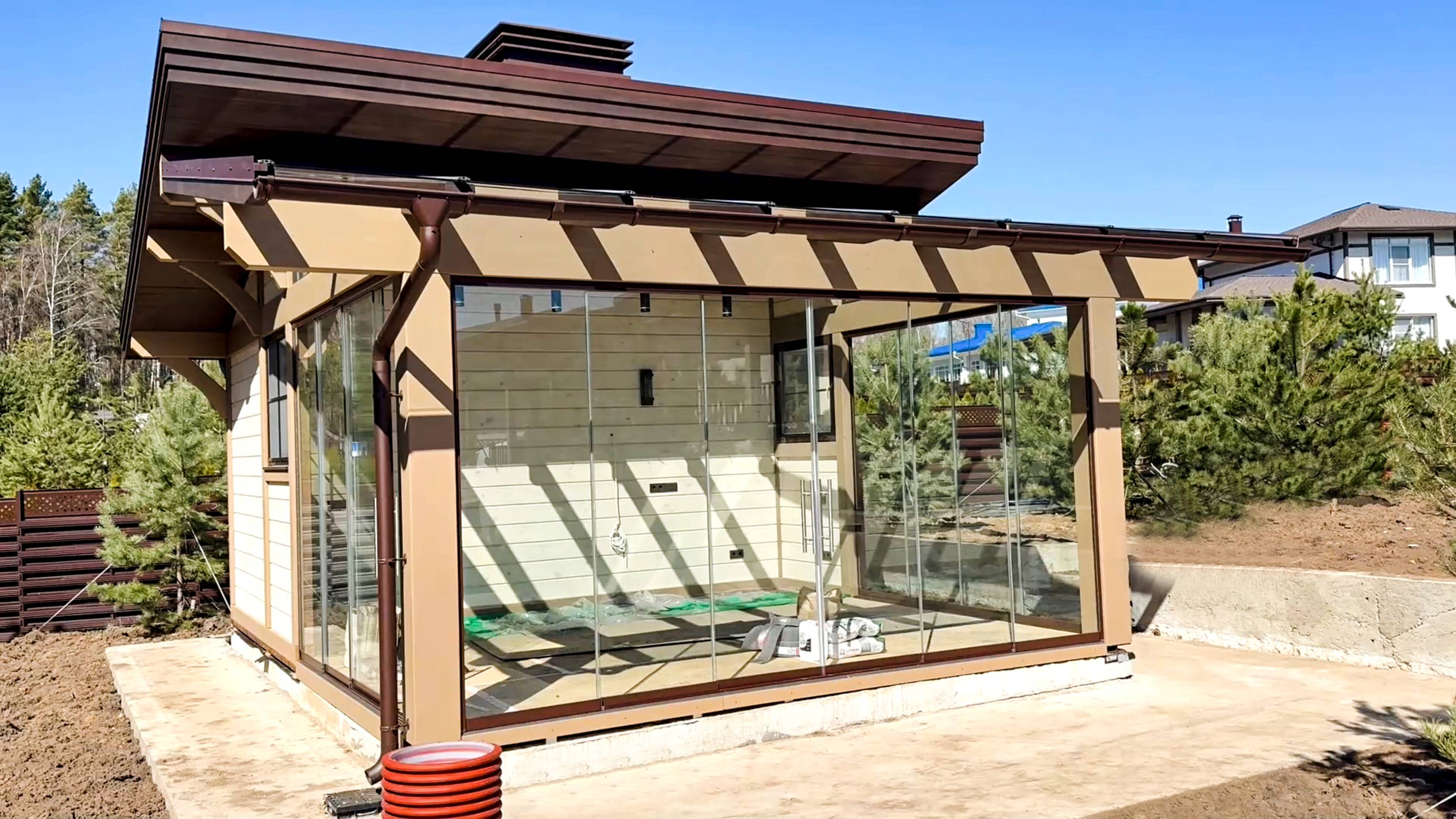 Смотрим построенную беседку из клееного бруса🌲 с безрамным остеклением