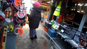 Попрошайка на рынке  цыгане просят деньги у прохожих 2018