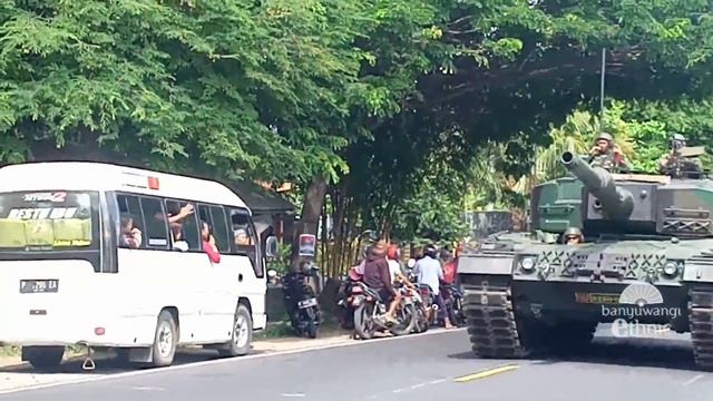 Iring Iringan Tank Latihan Tempur TNI Melintas Di Jalan Raya Asembagus