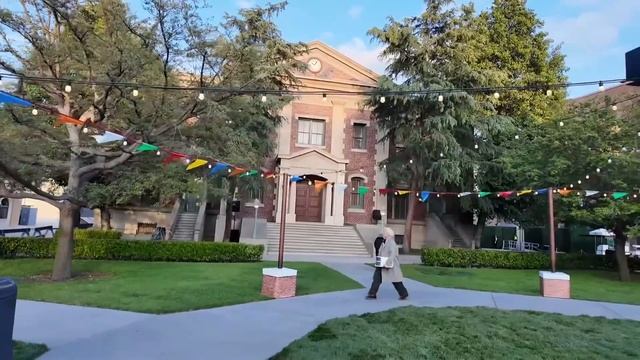 "Назад в будущее"! Место назначения - Холмистая долина на студии Universal Studio (25.04.2025) смотреть онлайн