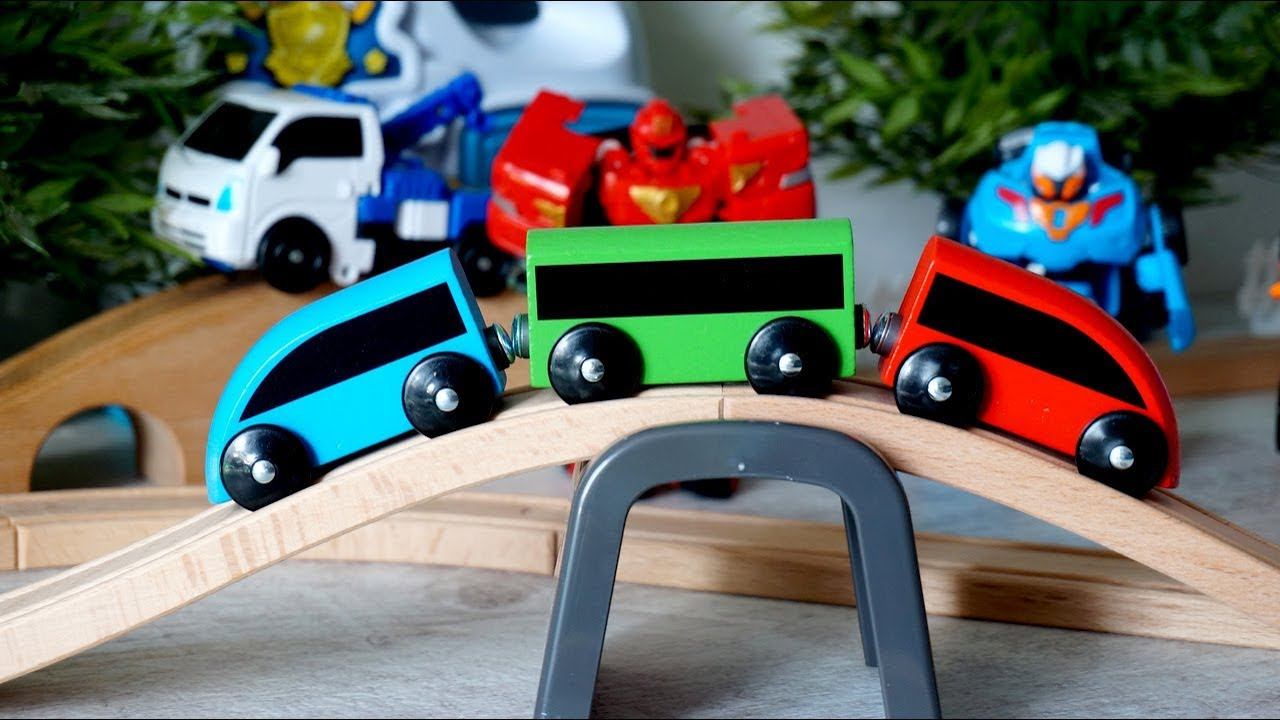 Тоботы собирают деревянную железную дорогу. Игрушки для детей смотреть онлайн