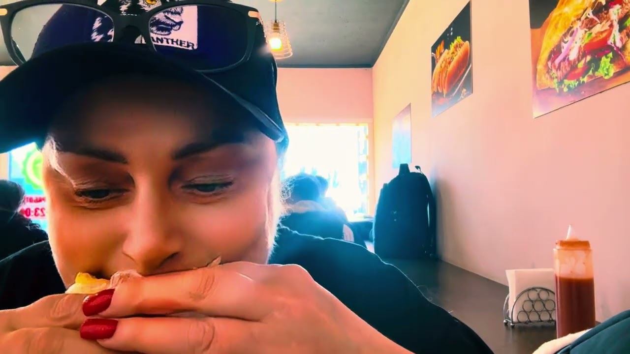 Зашла перекусить самой вкусной сырной шаурмой из моей любимой Шавермы смотреть онлайн