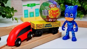 Поезда на деревянной железной дороге везут сюрпризы Героям в масках