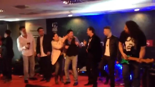 На Фестивале Сан-Ремо в Италии с гр Insieme, которую я продюсировал по России смотреть онлайн