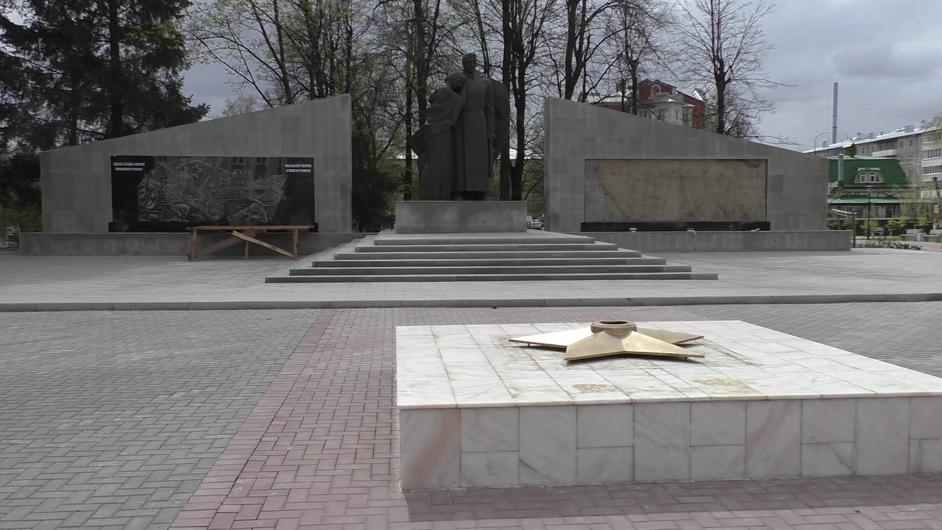 В центре поселка Медведево продолжается реконструкция Монумента Воинской славы смотреть онлайн