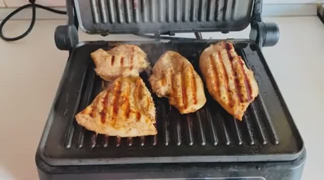 КУРИНОЕ ФИЛЕ-ГРИЛЬ с томатом махитос и моцареллой