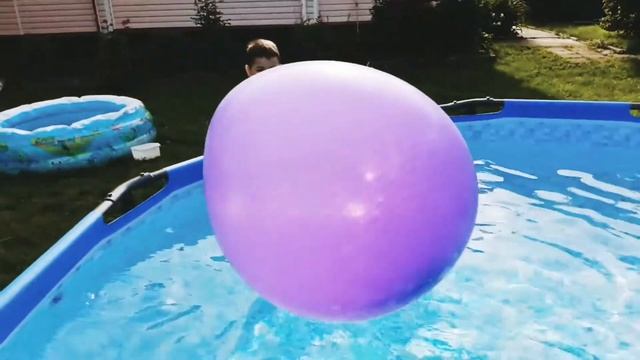 Надули и лопнули гигантский шар смотреть онлайн