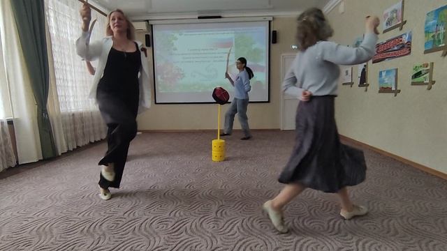 игра для дошкольников "Кто первый снимет папаху".mp4 смотреть онлайн