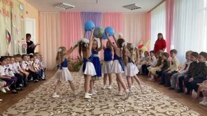 Не уроните шарик, танец