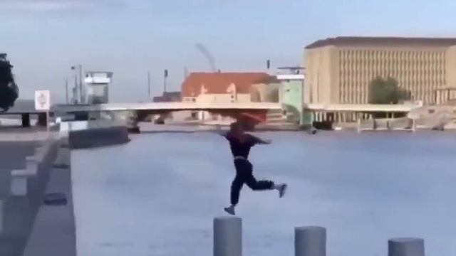 Супер Марио в реальной жизни, прохождение уровня, девушка фриранер, паркур, ямакаси уже не те) смотреть онлайн