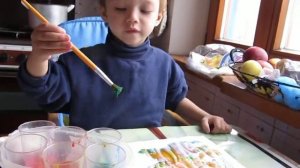 Малыш рисует (child draws)