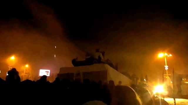 НОВОГОДНИЙ ФЕЙЕРВЕРК ИЗ ТАНКА смотреть онлайн