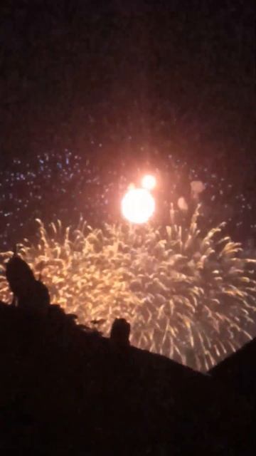 Салют в Душанбе чашни Истиклолият Муборак