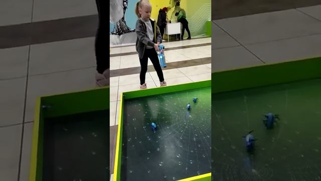 Робопарк, стреляю в роботов пауков с пистолета - RoboPark, Робопарк, шоу роботов, роботы, robotics смотреть онлайн
