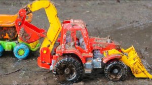Машины и трактора в грязи. Видео для детей с игрушечными машинами