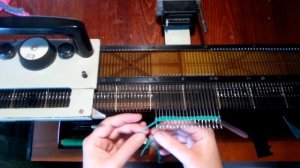 Как связать не закручивающийся край на вязальной машине?