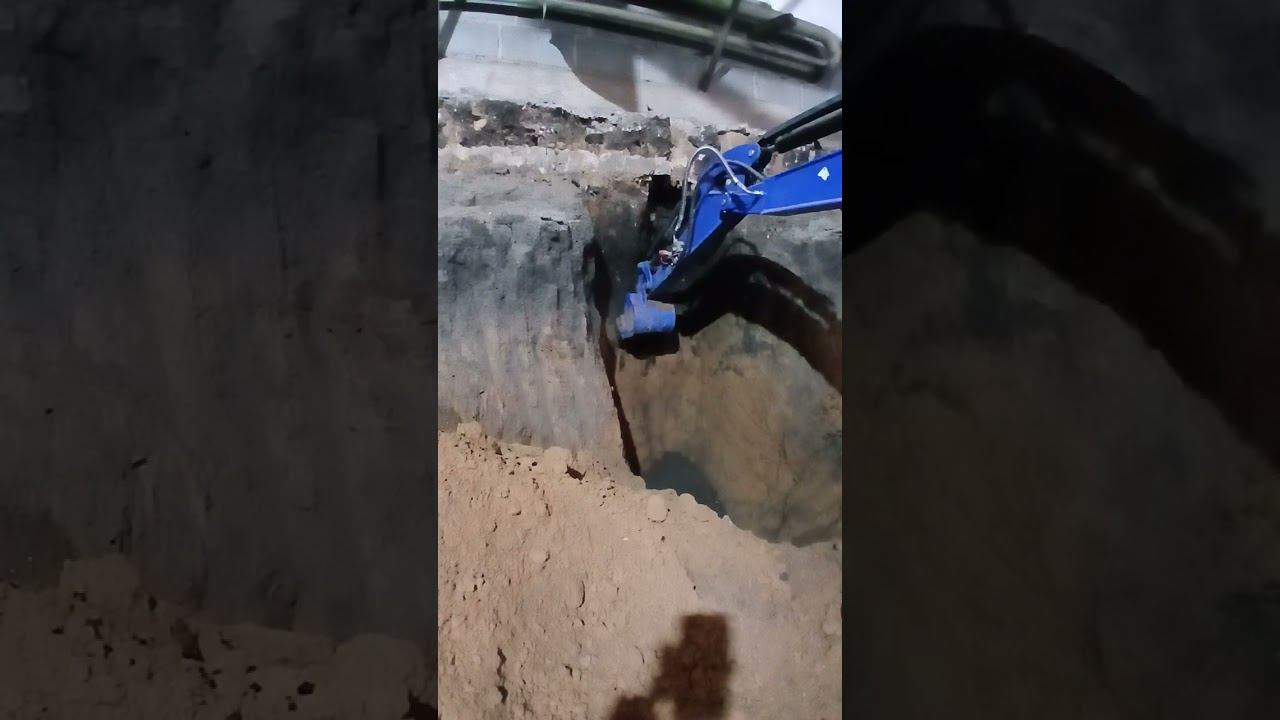 Подкоп под фундамент прямой лопатой. Кто то меня учил, что я ковш не знаю какой стороной ставить смотреть онлайн
