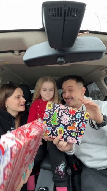 ПРИКОЛ Чей подарок выберет дочка мамы или папы? ( смешные моменты ) #funnyshorts #funny #funnybaby смотреть онлайн