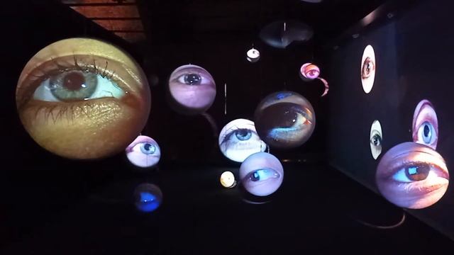 выставка Тони Оурслера "Гипноз и прочие состояния" смотреть онлайн