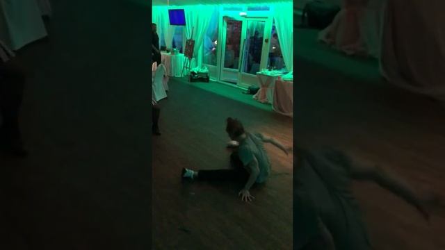 Видеограф танцует на свадьбе