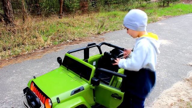 Экскаватор JCB застрял в песке Джип пытается вытащить его | Toys 2 Boys смотреть онлайн