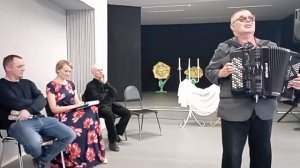 Раз пчела в тёплый день весной.